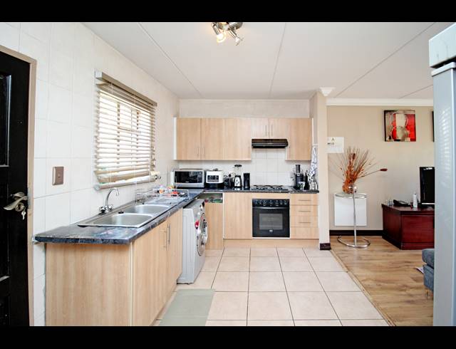 2 BEDROOM TOWNHOUSE FOR SALE IN NORTH RIDING
